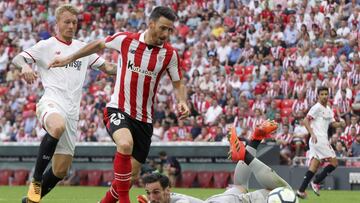 GRA110. BILBAO, 14/10/2017.- El jugador del Athletic de Bilbao Aritz Aduriz y el portero del Sevilla Sergio Rico(d) pelean un bal&oacute;n durante el partido de la octava jornada de Liga de Primera Divisi&oacute;n disputado hoy en el estadio de San Mam&eacute;s. EFE/MIGUEL TO&Ntilde;A