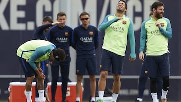 Su&aacute;rez y Messi, sonrientes en el entrenamiento de ayer, mientras que Unzu&eacute; y Luis Enrique se muestran serios. Llega el Villarreal, la Liga en juego.
