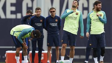 Suárez y Messi, sonrientes en el entrenamiento de ayer, mientras que Unzué y Luis Enrique se muestran serios. Llega el Villarreal, la Liga en juego.