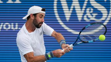 El tenista australiano Jordan Thompson devuelve una bola durante su partido ante John Isner en el Western & Southern Open, el Masters 1.000 de Cincinnati.