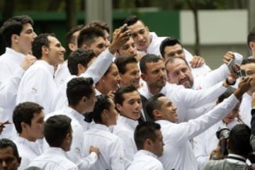 El presidente de México realizó el abanderamiento de los atletas mexicanos que participaran en los Juegos Olímpicos de Rio 2016. La atleta Daniela Campuzano fue la encargada de recibir el lábaro patrio 
