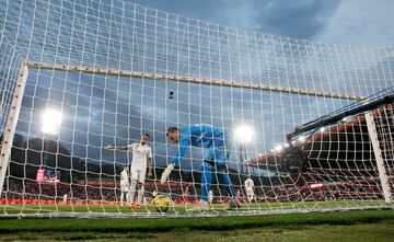 Lunin recoge el balón de la red tras el 3-1 del Girona.