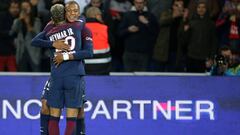 Neymar y Kylian Mbapp&eacute;, abraz&aacute;ndose tras un gol del PSG.