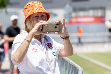 Una aficionada de Inglaterra hace fotos en la fan zone. 