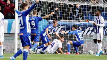 GRAF5694. VITORIA, 09/11/2019.- El centrocampista del Deportivo Alav&eacute;s, Tom&aacute;s Pina (c1) celebra su gol con su compa&ntilde;ero Ximo Navarro (c2), durante el partido de la d&eacute;cimo tercera jornada de LaLiga Santander, que se disputa este