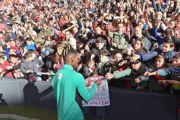 Nico Williams repartiendo regalos a la aficin. 