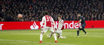 El 13 de febrero de 2019 anotó el 0-1 en Ámsterdam.
