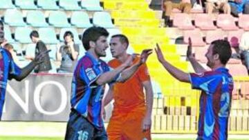<b>EL CUARTO TRIUNFO. </b>Los granotas celebran su segundo gol ante el Alicante en la victoria del pasado sábado.