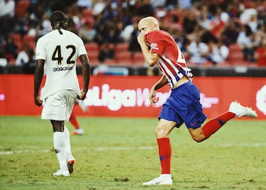 El primer jugador nacido en el siglo XXI (del año 2001) en debutar con el Atlético. Zurdo, con gran peligro partiendo desde la banda, fue uno de los jugadores de mayor proyección del club. Participó en cuatro partidos del primer equipo antes de salir cedido al Deportivo, donde fue uno de los jugadores más destacados a pesar del descenso a Segunda División B. Posteriormente ha jugado cedido en el Getafe, Mallorca, Tenerife y Zaragoza, donde sufrió una grave lesión de rodilla. Regresó al Atlético, para enrolarse en el Atlético Madrileño, pero solo jugó 10 partidos pues se volvió a lesionar el ligamento cruzado. El pasado verano se marchó libre al Burgos CF. 