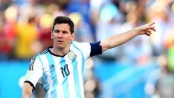Messi se&ntilde;ala en el partido ante Estados Unidos.