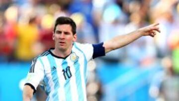 Messi señala en el partido ante Estados Unidos.