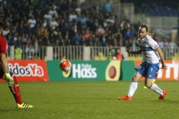 El jugador de Universidad Catolica Jose Pedro Fuenzalida, derecha, marca su gol contra Universidad de Chile durante el partido de Super Copa disputado en el estadio Ester Roa de Concepcion, Chile.