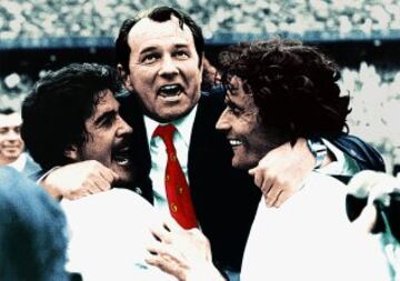 Boskov es abrazado por Gregorio Benito y ?ngel de los Santos tras proclamarse campe¨®n de Liga en la 79/80 en partido frente al Atl¨¦tico de Madrid.