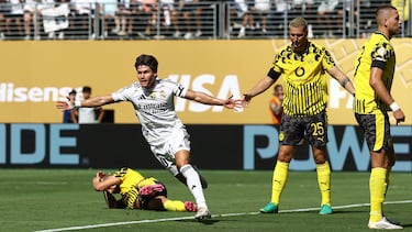 Soccer Football - FIFA Club World Cup - Quarter Final - Real Madrid v Borussia Dortmund - MetLife Stadium, East Rutherford, New Jersey, U.S. - July 5, 2025 Real Madrid's Fran Garcia celebrates scoring their second goal as Borussia Dortmund's Niklas Sule looks dejected REUTERS/Lee Smith