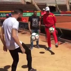 El equipo español de tenis demostró su destreza con el balón en los pies