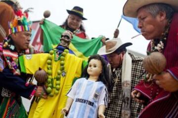 Chamanes peruanos realizan rituales al lado del Estadio Nacional de Lima.