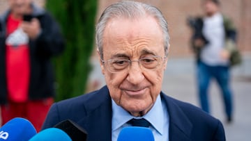 El presidente del Real Madrid, Florentino Pérez, a su llegada al tanatorio de Pozuelo de Alarcón, a 17 de septiembre de 2023, en Pozuelo de Alarcón, Madrid (España). El periodista Pepe Domingo ha fallecido esta noche a los 80 años. El también cantante y escritor  trabajaba en el programa de radio de la cadena Cope, Tiempo de Juego. El periodista coruñés recibió cuatro Premios Ondas, el Premio Nacional de las Artes aplicadas al deporte y el Premio Joaquín Prat de radio. El gran musical de la Cadena SER y el programa de televisión 300 millones, emitido por TVE fueron dos de sus programas más emblemáticos.
17 SEPTIEMBRE 2023;TANATORIO;VELATORIO;FALLECIMIENTO;
A. Pérez Meca / Europa Press
17/09/2023