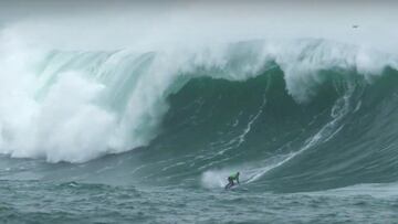 El surfista gallego Juan Fernández surfeando una ola gigante en Illa Pancha (Ribadeo, Lugo, Galicia) durante el temporal marítimo del 9 de enero del 2022.
