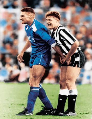 Vinnie Jones agarra las partes de Paul Gascoigne en un Wimbledon-Newcastle de 1988.