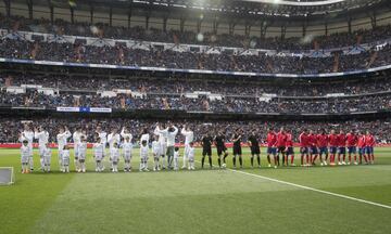 Los equipos saludan desde el centro del campo. 