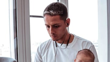‘Chicharito' junto a su hijo.