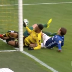 Aubameyang marca con la mano y Aytekin y el VAR validan el gol