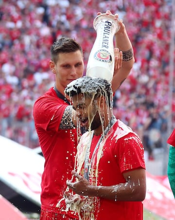 Niklas Sule y Serge Gnabry.
