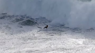 Martin Schricke sufriendo un wipeout en Nazaré el 3 de diciembre del 2025