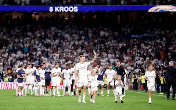 Tras finalizar el partido, Toni Kroos salta al terreno de juego con sus tres hijos para dar una merecida vuelta de honor al estadio Santiago Bernabéu.