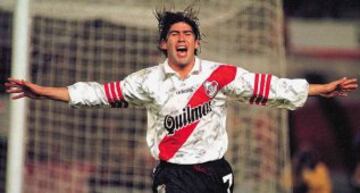 Consiguió cuatro títulos nacionales con River Plate y una Supercopa Sudamericana.