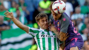 Iker Losada pugna por el balón con Romero, del Espanyol.
