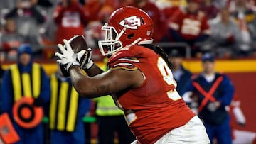 KANSAS CITY, MO - DECEMBER 25: Nose tackle Dontari Poe #92 of the Kansas City Chiefs passes to tight end Demetrius Harris #84 in the end zone for a touchdown during the 4th quarter of the game against the Denver Broncos at Arrowhead Stadium on December 25, 2016 in Kansas City, Missouri. Reed Hoffmann/Getty Images/AFP
== FOR NEWSPAPERS, INTERNET, TELCOS & TELEVISION USE ONLY ==