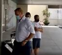 'El Chiringuito' caza a Koeman en el aeropuerto de Barcelona