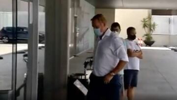 'El Chiringuito' caza a Koeman en el aeropuerto de Barcelona