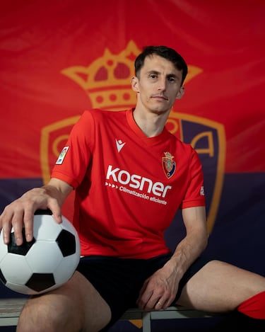 The shirt is inspired by the legendary Club Atlético Osasuna side that competed in the late 1970s and early 1980s under Pepe Alzate, a period that culminated in promotion to the First Division after seventeen seasons and consolidation in the top flight with an ultra-attacking style that earned them the nickname “Osasuna of the Indians.”

That generation was defined by the forward trio of José Manuel Echeverría, Enrique Martín, and Patxi Iriguibel, supported by a strong core of Navarrese players and the quality of Clemente Iriarte in midfield.

The design brings back hallmark elements of that era, such as the oversized historic crest, the V-neck collar, and the original color tones, reinterpreted with a modern touch to strengthen the link between memory, the club’s red identity, and the present.
