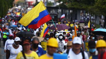 AME2858. CALI (COLOMBIA), 02/06/2021.- Ciudadanos participan en una nueva jornada de protestas del Paro Nacional hoy, en Cali (Colombia). El desgaste marcó este miércoles una nueva jornada de Paro Nacional, la menos concurrida de las siete que se han realizado desde el 28 de abril, y en la que miles de personas salieron a las calles de diferentes ciudades de Colombia para manifestar su rechazo al Gobierno y la violencia policial. EFE/ Ernesto Guzmán Jr
