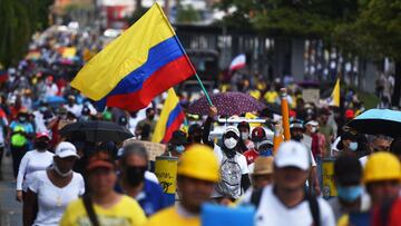 AME2858. CALI (COLOMBIA), 02/06/2021.- Ciudadanos participan en una nueva jornada de protestas del Paro Nacional hoy, en Cali (Colombia). El desgaste marc&oacute; este mi&eacute;rcoles una nueva jornada de Paro Nacional, la menos concurrida de las siete que se han realizado desde el 28 de abril, y en la que miles de personas salieron a las calles de diferentes ciudades de Colombia para manifestar su rechazo al Gobierno y la violencia policial. EFE/ Ernesto Guzm&aacute;n Jr