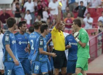  Amarilla para Guaita por la acción del penalti. 