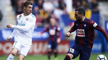 Arbilla y Cristiano Ronaldo durante un duelo entre el Eibar y el Real Madrid. 