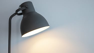 Ni cables ni obras: el perchero de aluminio con luces LED que gusta a todo el mundo