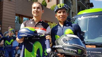 Jorge Lorenzo y Nairo Quintana intercambian sus cascos antes de rodar en la jornada de descanso del Tour de Francia en Andorra.