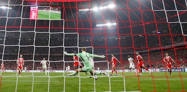 3-2. Transición de vértigo del Real Madrid. Vinicius conecta con Kylian Mbappé dentro del área y en el mano a mano, supera a Manuel Neuer.