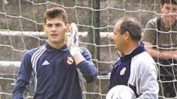 <b>ERAN OTROS TIEMPOS</b>. Iker Casillas trabajando con Manuel Amiero en el Real Madrid.