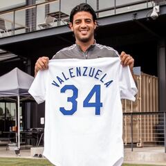 Carlos Vela posa con jersey que le obsequió Fernando Valenzuela