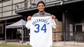 El delantero mexicano recibi&oacute; un regalo especial por parte del legendario beisbolista mexicano, quien hiciera historia con Los &Aacute;ngeles Dodgers.