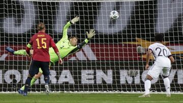 Ramos observa uno de los goles de Espa&ntilde;a a Neuer, portero de Alemania.
 
