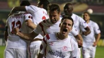 Gameiro celebra con sus compa&ntilde;eros en El Madrigal.