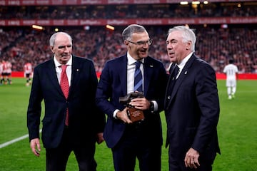 Homenaje en San Mamés. Giuseppe Bergomi, historico jugador del Inter de Milan, con el trofeo 'One Club Man'. En la imagen, con José Ángel Iríbar y Carlo Ancelotti.