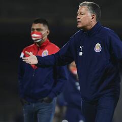 Ricardo Peláez se fue contra el árbitro tras derrota de Chivas