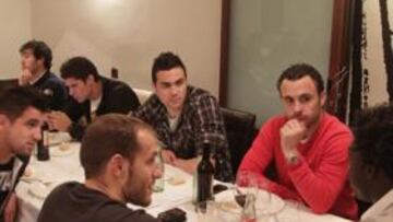 <b>CONVENIO Y COMIDA. </b>Jornada de actos la de ayer para el Levante que a mediodía rubricaba un convenio con la Casa de la Caridad. Quico, Fenollosa, Fuertes, Pallardó, Robusté y Cerra, representaron a los granotas. Luego el plantel se fue de comida.